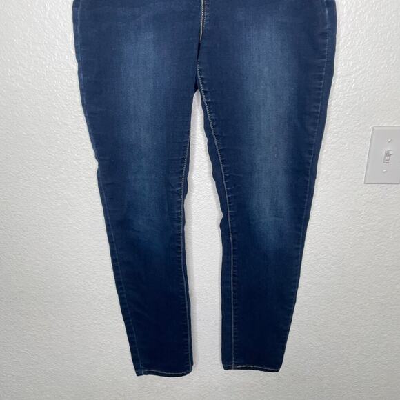 Signature Levis Womens Jeans Size 30 Blue Totally Shaping Pull On Skinny Leg - Picture 9 of 15
